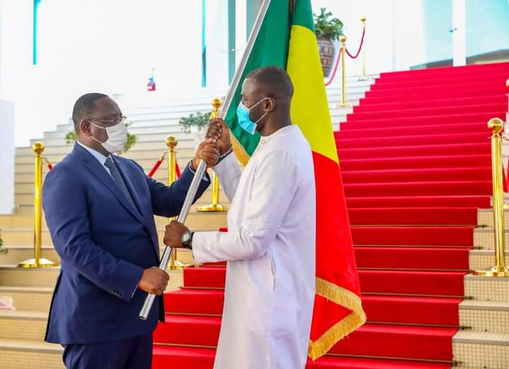 CAN 2022: Les Lions ont reçu le drapeau national aux mains du président Macky Sall