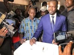 Ziguinchor: Ousmane Sonko vote à 9 heures au centre de vote bloc scolaire Boucotte Sud