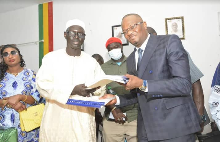Kaolack: Passation de service « Échanges de bons procédés entre Baba Ndiaye et Ahmed Youssouf Bengelloune »