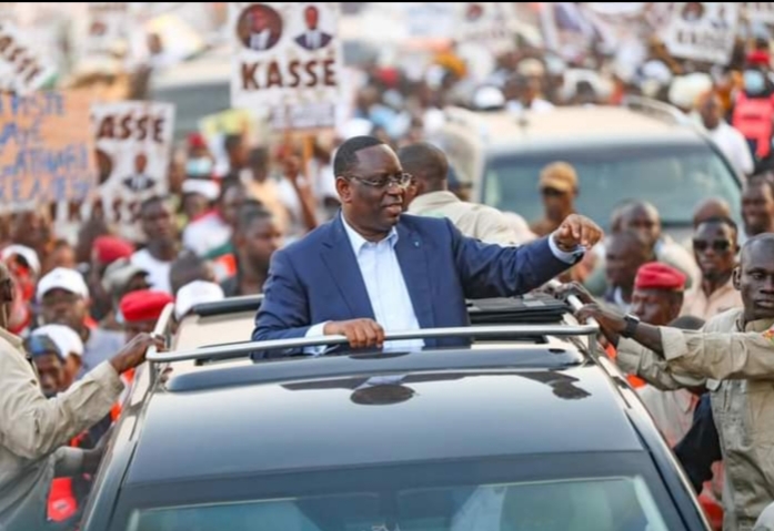 Tournée économique à Tamba : Le président Macky Sall s’offre un bain de foule d’une longue procession dans les rues