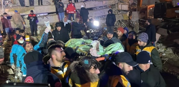Séisme en Turquie et Syrie: plus de 3.600 morts, les secours s’activent dans le froid et la nuit