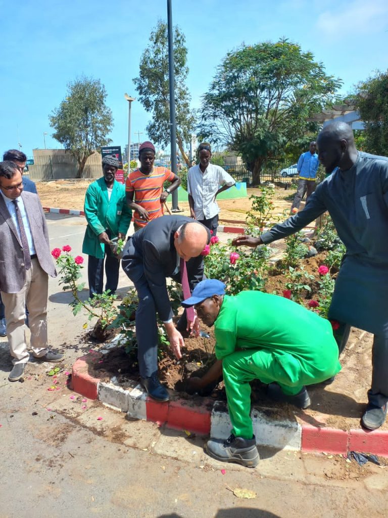 Commémoration du 15 juillet: l’ambassadeur de la Turquie au Sénégal plante des rosiers dans les jardins du Rectorat de l’Ucad