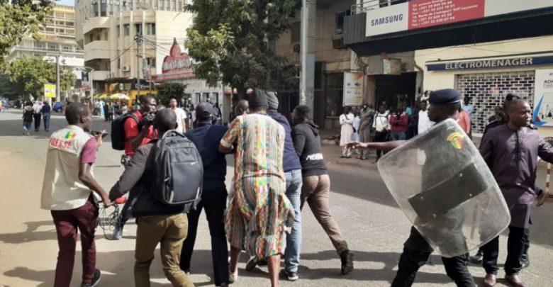 Manifestations contre le report de la présidentielle : Dakar et plusieurs localités en « feu »