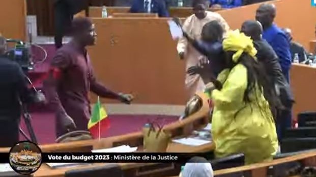Agression de la députée Amy Ndiaye Gniby: Les femmes de Benno montent au créneau et annoncent des plaintes collectives contre Massata Samb et Mamadou Ndiaye