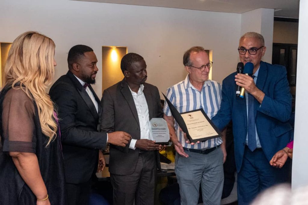 Primé à Londres : Oumar Abdoulaye BÂ, Directeur général de la ASERGMV, honoré chez lui au Sénégal par African Achievers Awards