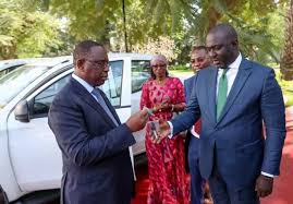 Pour surveiller les prix sur tout le territoire national : Macky Sall remet un lot de 100 voitures au ministre du Commerce