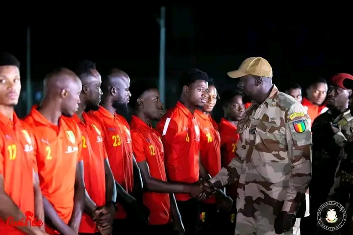Le Colonel Doumbia renforce les joueurs Guinéens avant leur match contre le Cameroun et les engage au combat