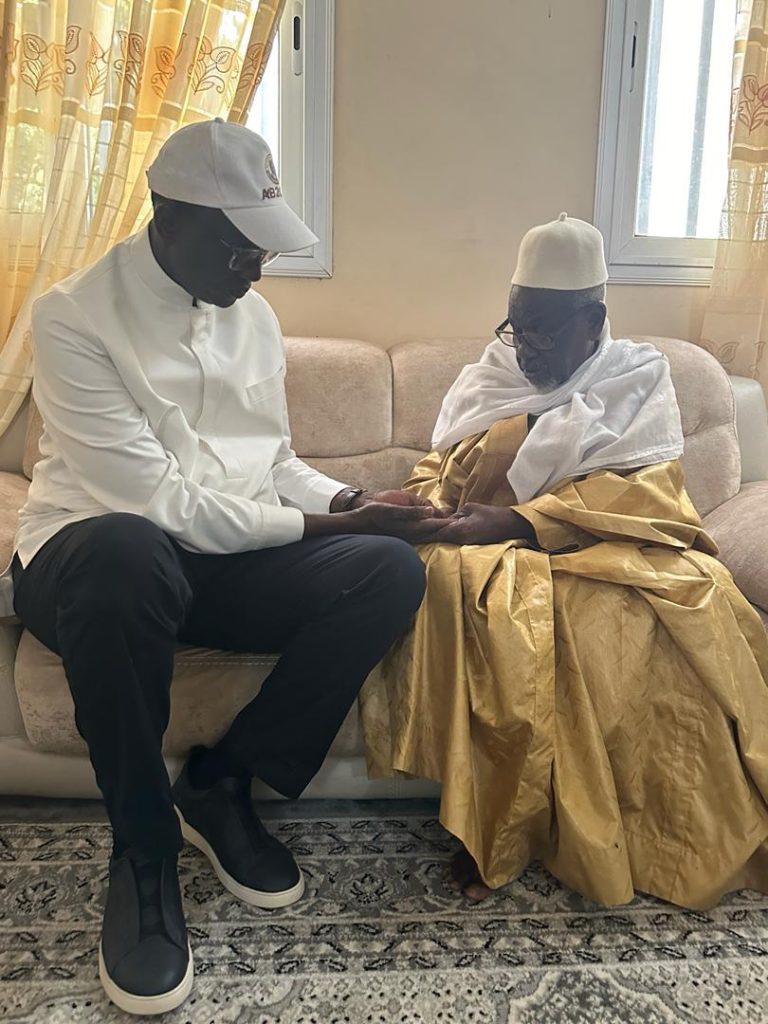 Visite de courtoisie dans la maison familiale de Macky Sall: Amadou Ba reçoit la bénédiction de l’oncle du Président