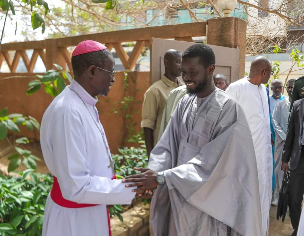 Série de visites officielles dans les foyers religieux: Le Chef de l’Etat Bassirou Diomaye Faye reçu par Monseigneur Benjamin Ndiaye
