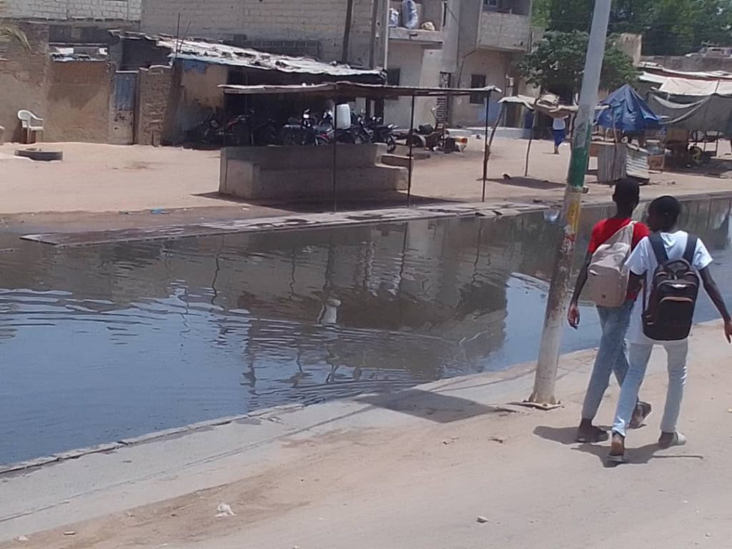 Kaolack : Les eaux provenant du réseau d’assainissement de l’Onas envahissent la route principale de Médina – Mbadakhoun.